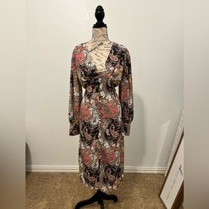 Pretty paisley dress- fits like 10/12 no stretch curve hugging dress